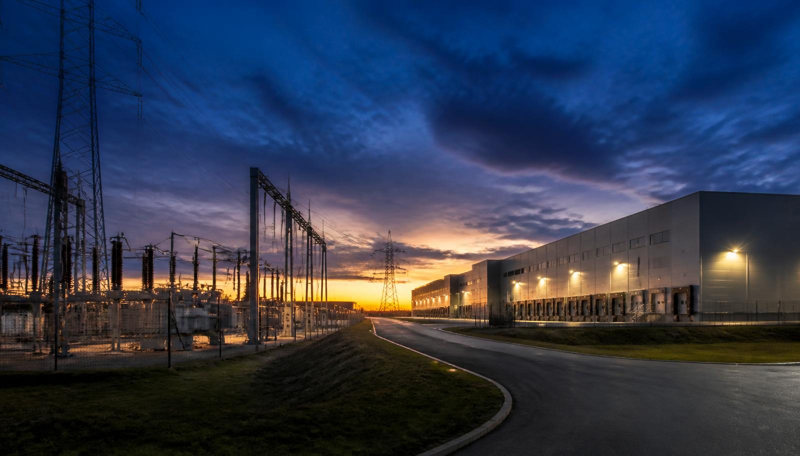 Nave logística con centro de transformación eléctrica en un polígono industrial